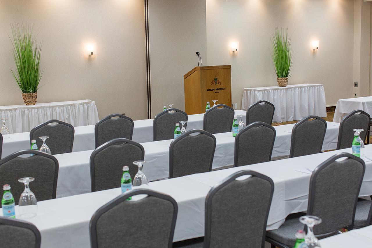 Rogue Regency Inn & Suites Medford Zewnętrze zdjęcie